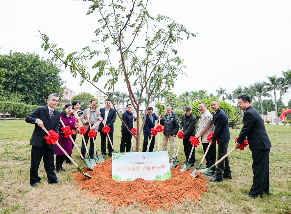 2集团领导与历任尊龙凯时app领导班子共同植树-1.png
